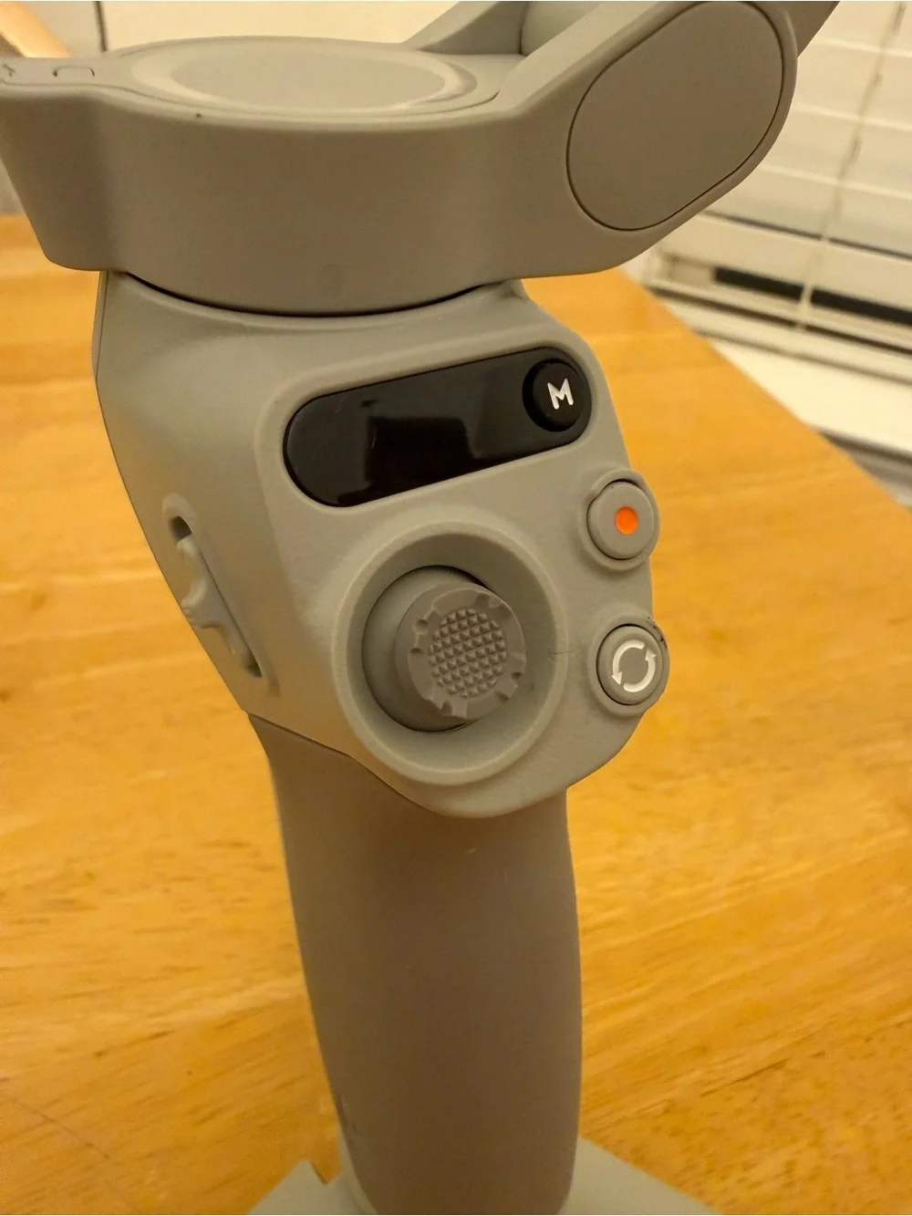 DJI Osmo Mobile SE, 3-Axis Phone Gimbal, Built-in Tripod, vlogging stabilizer